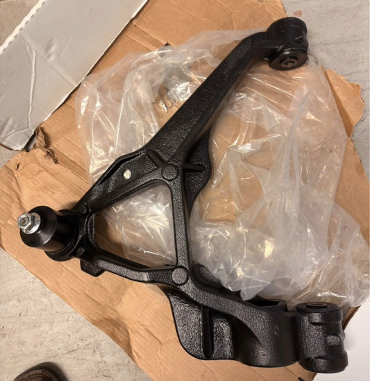 MOOG RK623127 Front Right Lower Control Arm & Ball Joint Assembly Fits Chevy Silverado 2500HD