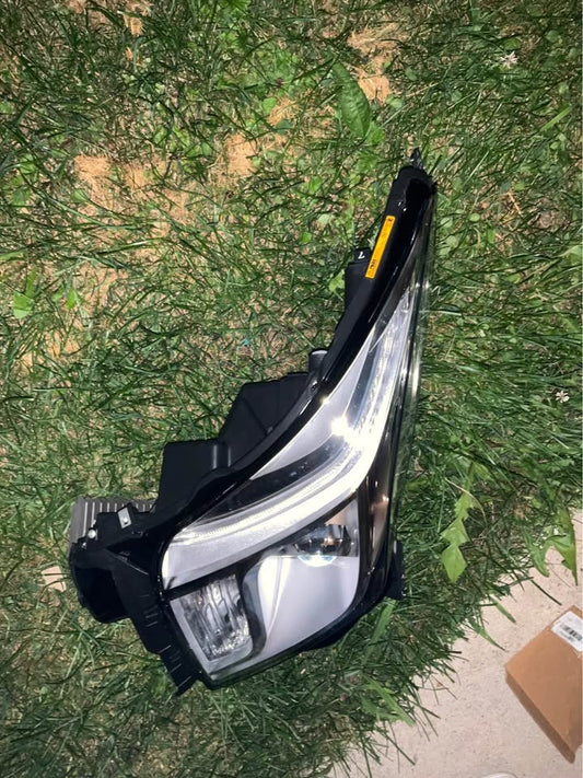 2013-2017 Cadillac XTS Right Passenger Headlight GM2503374 - photo 1