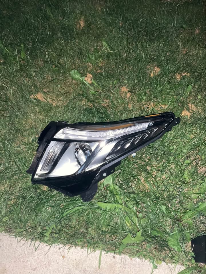 2013-2017 Cadillac XTS Right Passenger Headlight GM2503374 - photo 2