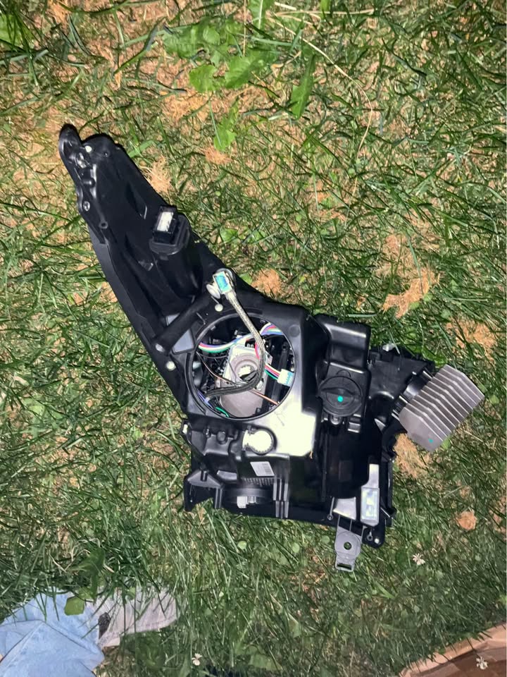 2013-2017 Cadillac XTS Right Passenger Headlight GM2503374 - photo 4