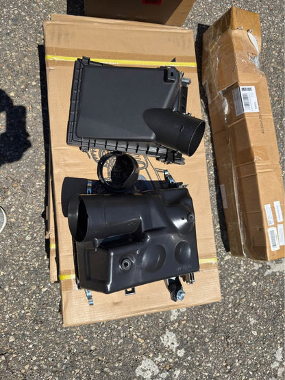 Toyota 4Runner 4.0L Air Intake Cleaner Box 17700-31861 - photo 1