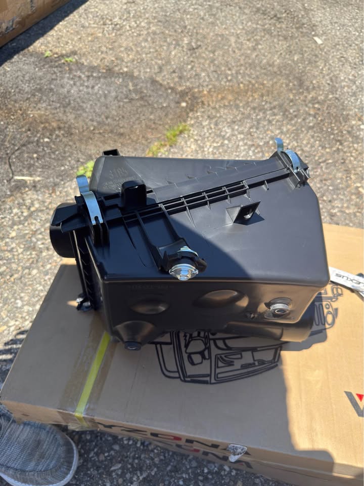 Toyota 4Runner 4.0L Air Intake Cleaner Box 17700-31861 - photo 5