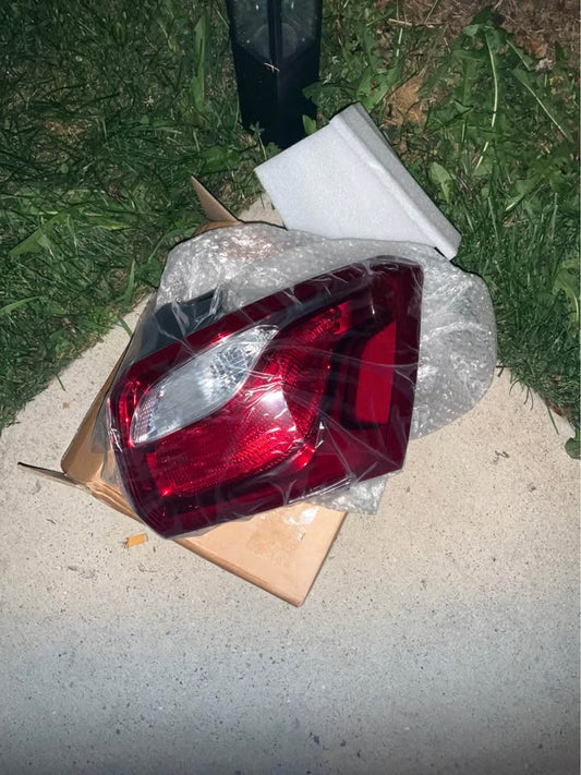 Right Tail Light Assembly 2018-2020 Chevy Equinox (Halogen) - photo 1