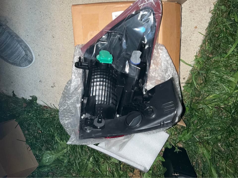 Right Tail Light Assembly 2018-2020 Chevy Equinox (Halogen) - photo 3