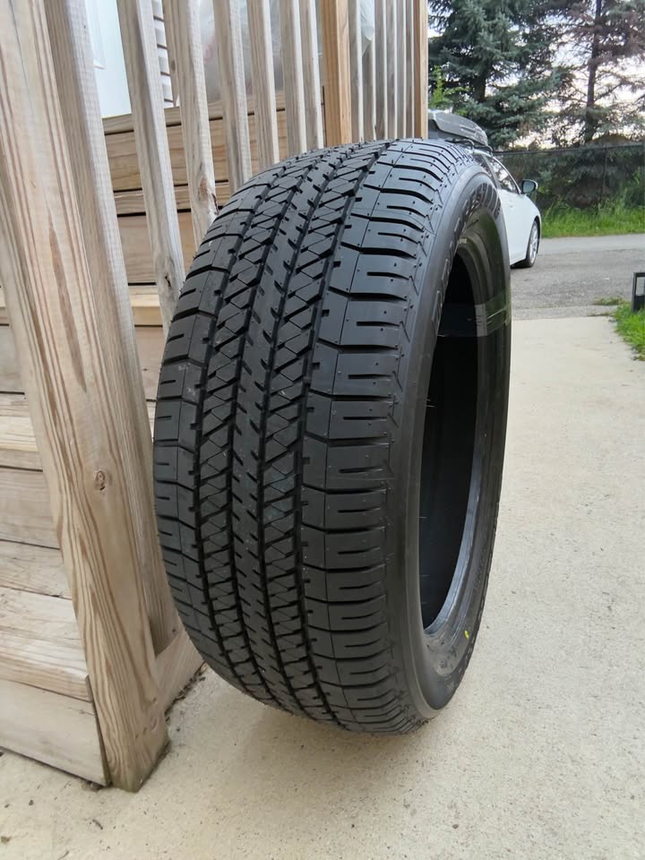 Bridgestone Dueler H/L Alenza P275/55R20 111H Tire (1) - photo 3