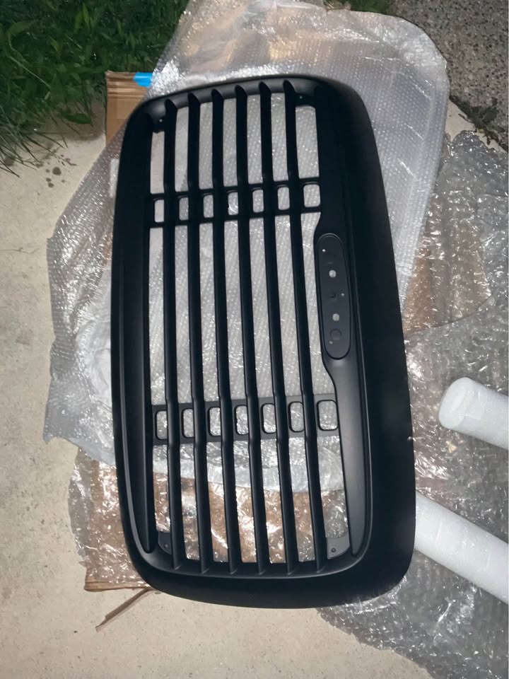 2000-2008 Freightliner Columbia Black Front Hood Grille - photo 1