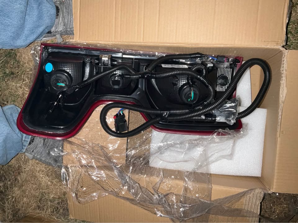 Right Tail Light 2019-2024 Chevy Silverado 1500/2500/3500 - photo 3