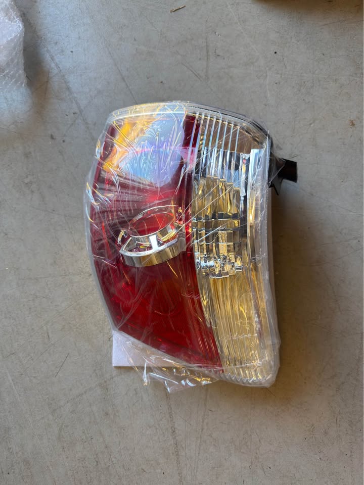 2007-2012 GMC Acadia Right Tail Light Assembly NEW - photo 2