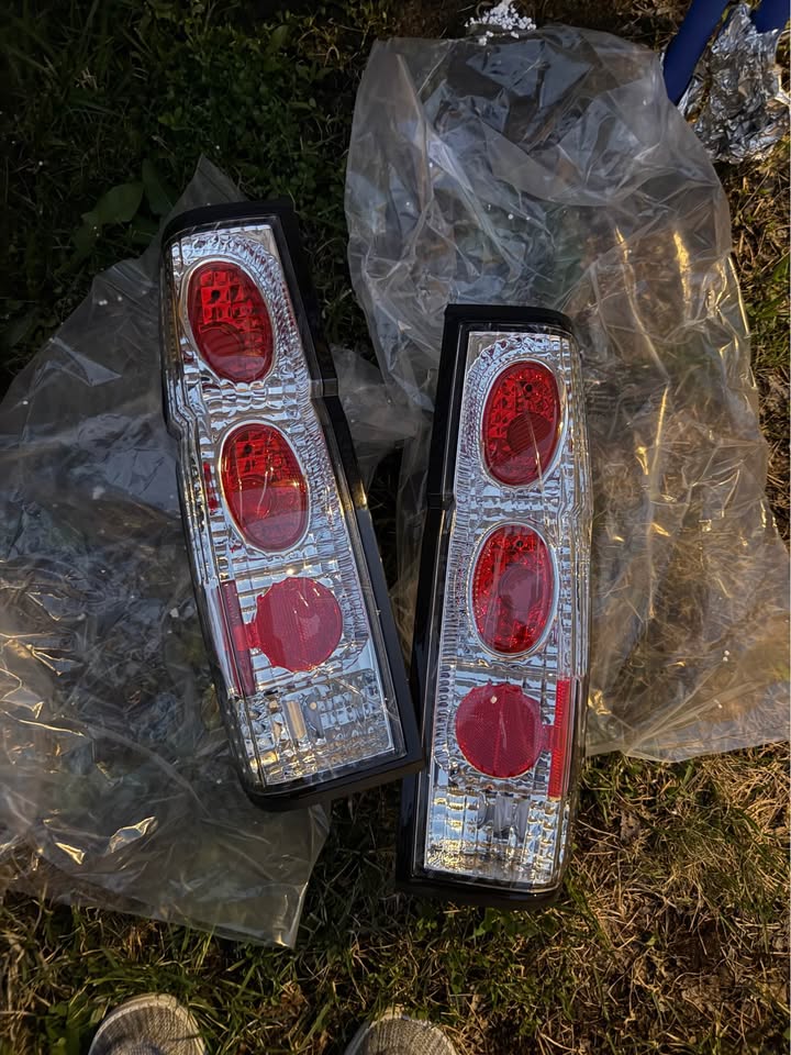 Nissan Hardbody D21 Tail Lights – Driver & Passenger Side - photo 1