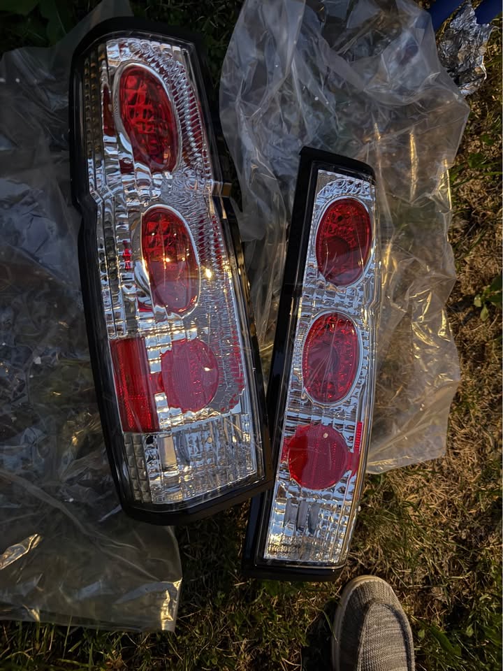 Nissan Hardbody D21 Tail Lights – Driver & Passenger Side - photo 2