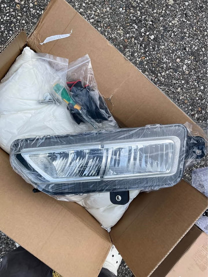 Peterbilt 579 driver-side fog light photo 1