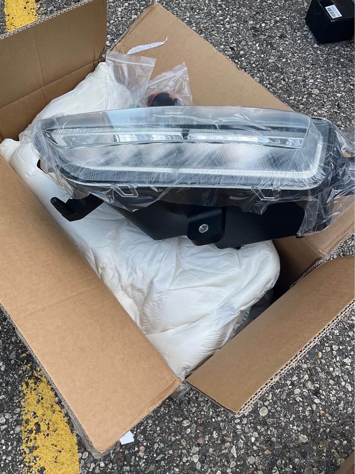 Peterbilt 579 driver-side fog light photo 2