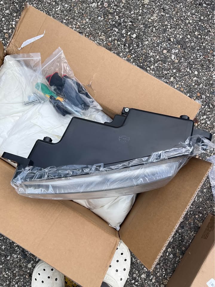 Peterbilt 579 driver-side fog light photo 3